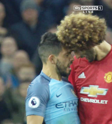 Cận cảnh Fellaini húc đầu Aguero