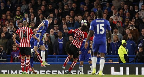 Cahill mang lợi thế về cho Chelsea