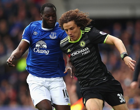 David Luiz khóa chặt Lukaku