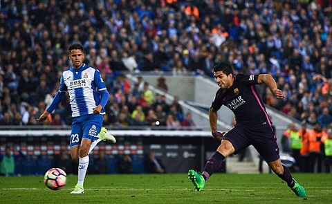 Luis Suarez không phải mẫu người hay từ chối "quà tặng" từ đối phương