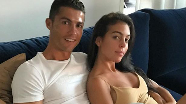 Cristiano Ronaldo xác nhận bạn gái mang bầu 5 tháng sau 8 tháng quen nhau