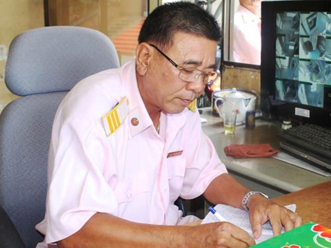 Bảo vệ nhặt được 1 tỷ đồng trả lại người mất