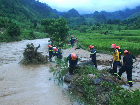 Xót xa, thi thể cháu bé 3 tuổi và thai nhi 9 tháng bị lũ cuốn trôi 5km 