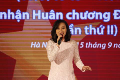 Khánh Linh hát ‘Bài ca hy vọng’ mừng 70 năm TTXVN