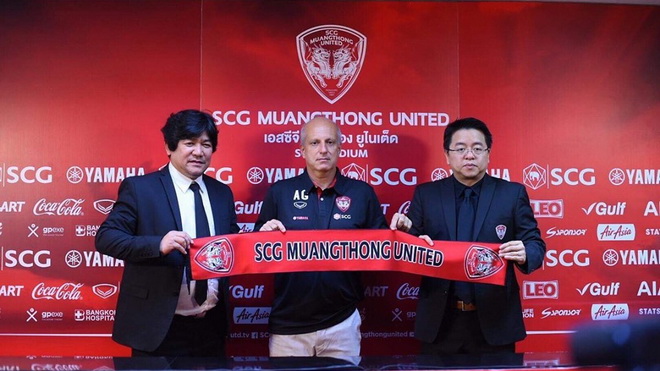 Bại tướng của HLV Park Hang Seo thành HLV thứ ba của Văn Lâm tại Muangthong United