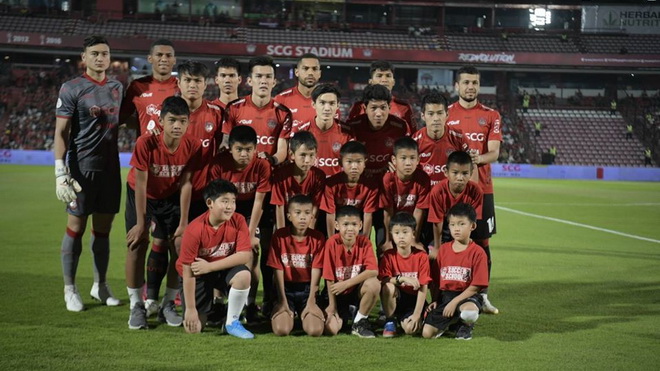 VAR và siêu phẩm hạ gục Văn Lâm cùng Muangthong United