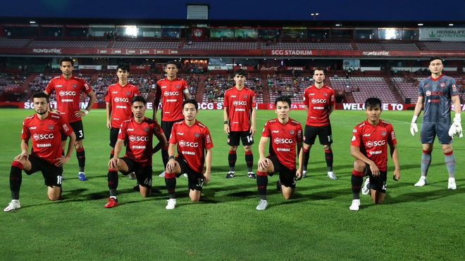 HLV Muangthong United tiết lộ lý do Văn Lâm không thi đấu