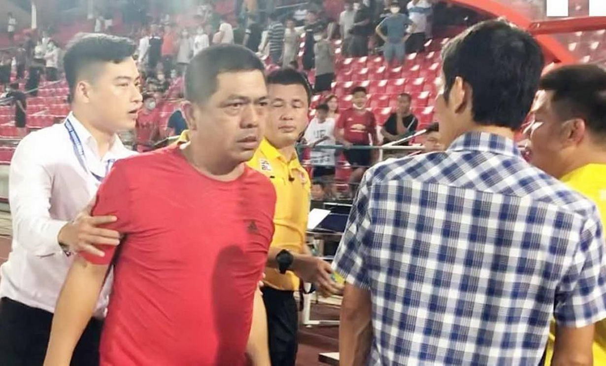 Xử lý nghiêm CĐV Hải Phòng nhổ nước bọt vào mặt trọng tài FIFA