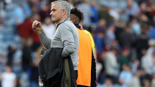 Mourinho có hành động đặc biệt với các CĐV M.U sau chiến thắng trước Burnley 