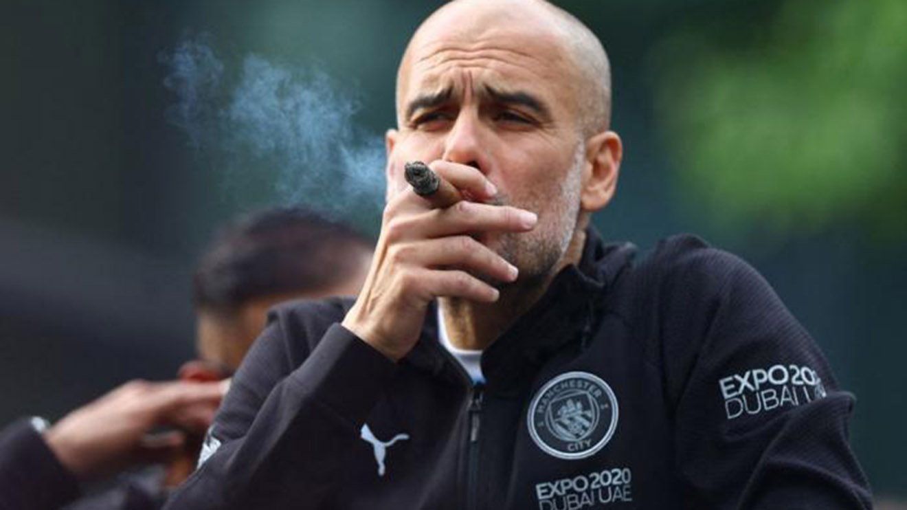 Man City: Guardiola hút xì gà trong lễ diễu hành ăn mừng chức vô địch 