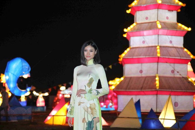 Hoa hậu biển Đào Thị Hà, đại sứ của Lễ hội Văn hóa Lồng đèn Việt - Hàn tham quan và chụp hình lưu niệm vào tối khai mạc 8/12.