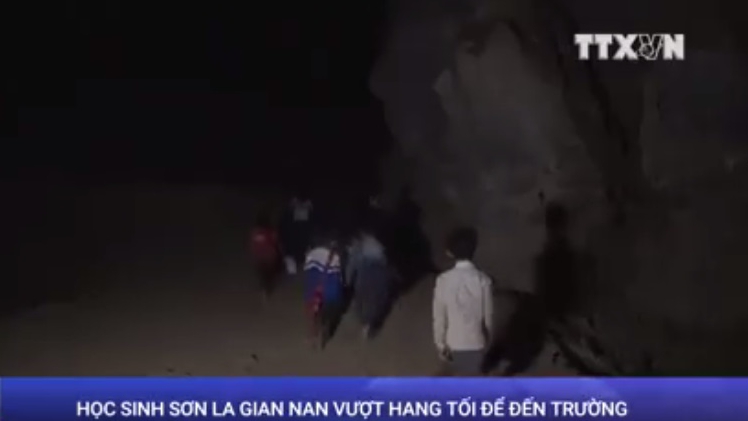 VIDEO Học sinh soi đèn vượt qua hang tối để đến trường