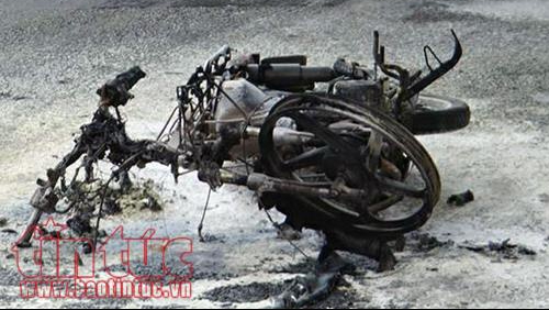 Thanh niên châm lửa đốt xe máy,  cửa ngõ sân bay Tân Sơn Nhất rối loạn