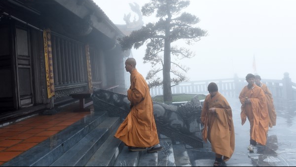 Quần thể văn hóa tâm linh Fansipan hấp dẫn các đoàn hành hương mùa Phật Đản 2018