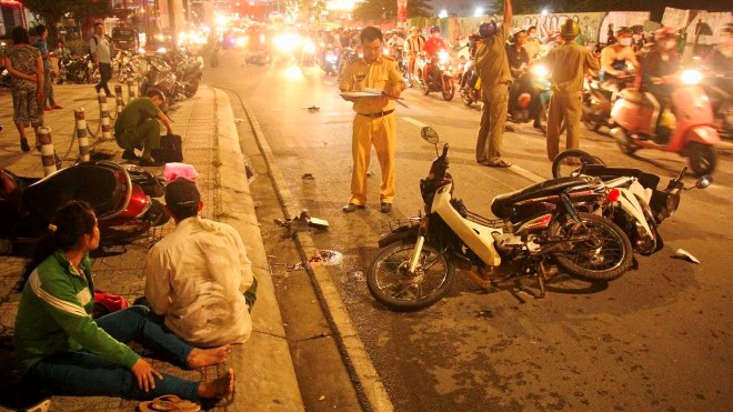 Ô tô đâm kéo lê hàng loạt xe máy, nhiều người thương vong, tài xê trốn khỏi hiện trường 