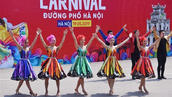 Sôi động Carnival đường phố Hà Nội kỷ niệm '20 năm Thành phố Vì hòa bình'