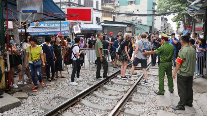 Hà Nội ra quân giải tán 'xóm cà phê đường tàu'