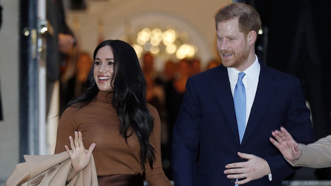 Vì sao Hoàng tử Anh Harry và Công nương Meghan từ bỏ tước hiệu hoàng gia?