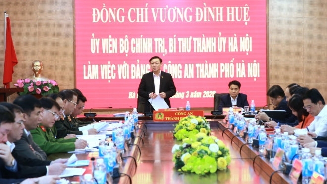 Bí thư Thành ủy Hà Nội Vương Đình Huệ làm việc với Công an thành phố về chống dịch COVID-19