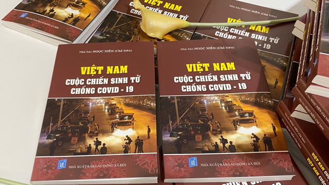 Ra mắt cuốn sách 'Việt Nam - Cuộc chiến sinh tử chống COVID-19'