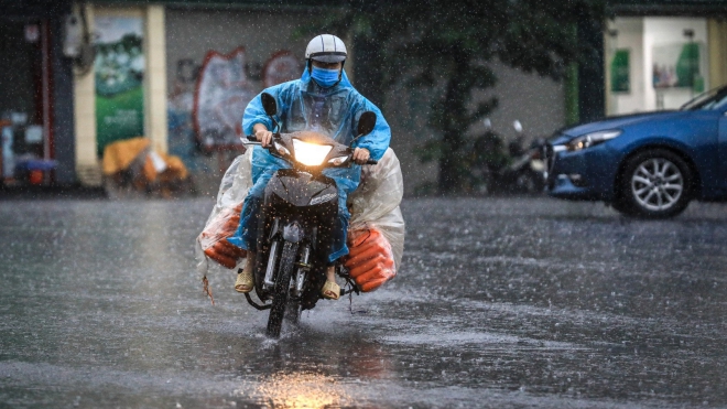 Ngày 13/10, bão Kompasu đi vào Biển Đông và tiếp tục mạnh thêm