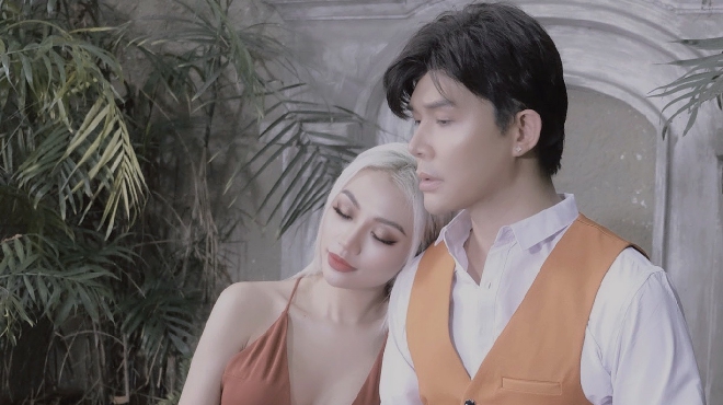Quán quân The Cover Show Huyền Cadie diễn xuất trong MV của Nathan Lee 