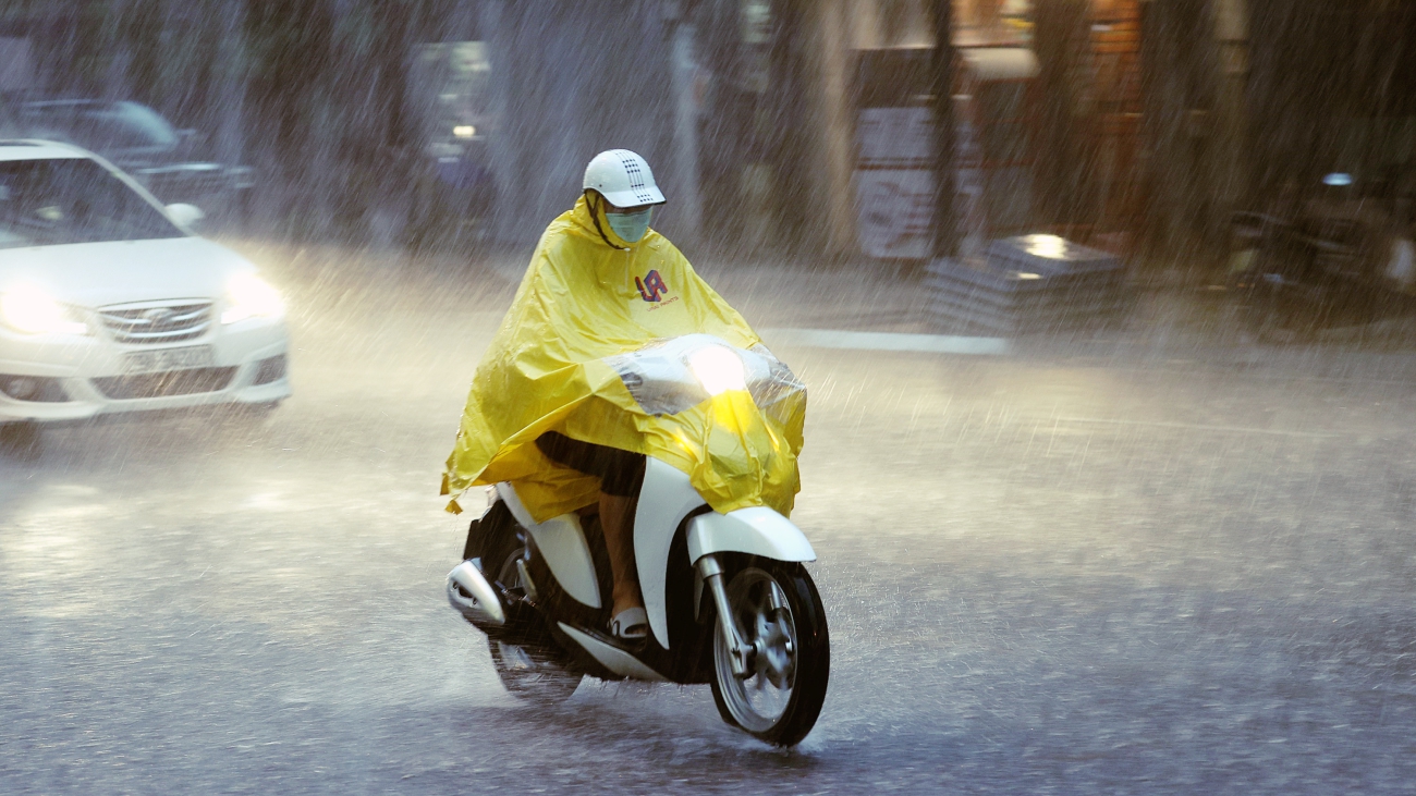 Bắc Bộ, Bắc Trung Bộ mưa dông về chiều tối và đêm, kèm lốc, sét, mưa đá và gió giật mạnh