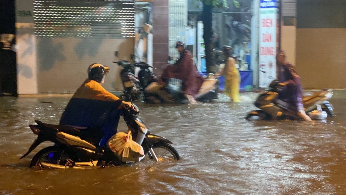 Mưa to, xuất hiện nhiều điểm úng ngập tại khu vực nội thành Hà Nội