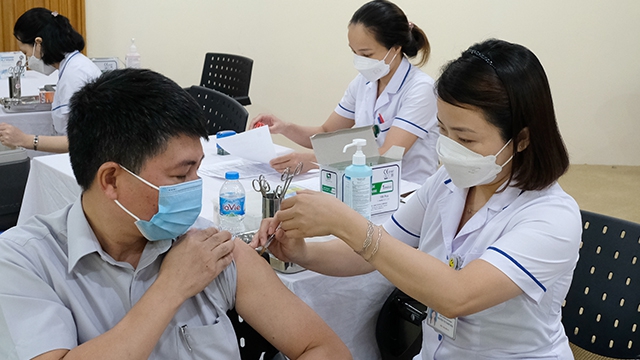 Biến thể BA.4, BA.5 đã xâm nhập nhưng hàng chục tỉnh vẫn tiêm vaccine Covid-19 mũi 3 và 4 chậm