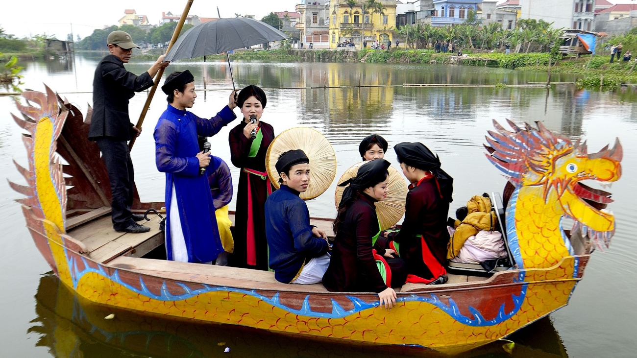 Cùng nghe khăn đội đầu 'kể chuyện' (kỳ 1): Tại sao lại là 'khăn mỏ quạ'?