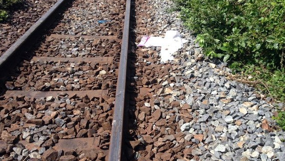 Cố vượt rào chắn đường sắt, một người bị tàu hỏa đâm tử vong