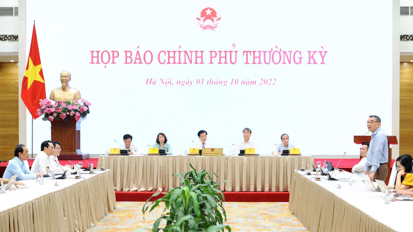 Bộ Nội vụ phân tích nguyên nhân gần 40 nghìn công chức, viên chức nghỉ việc