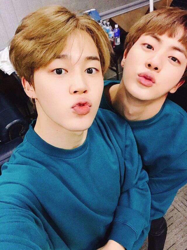 Quyết định dũng cảm của Jin khi Jimin gặp kẻ 'dọa giết', tình cảm của Jin và Jimin, bts, Jin và Jimin ăn mặc giống nhau, Jin bảo vệ Jimin