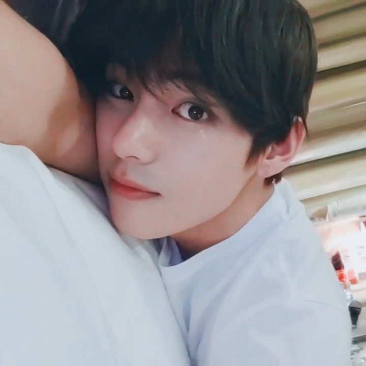 BTS V, v (bts), Nhan sắc thần thánh của V, V livestream 343 triệu view, BTS livestream, V để mặt mộc, V trang điểm, V tiktok