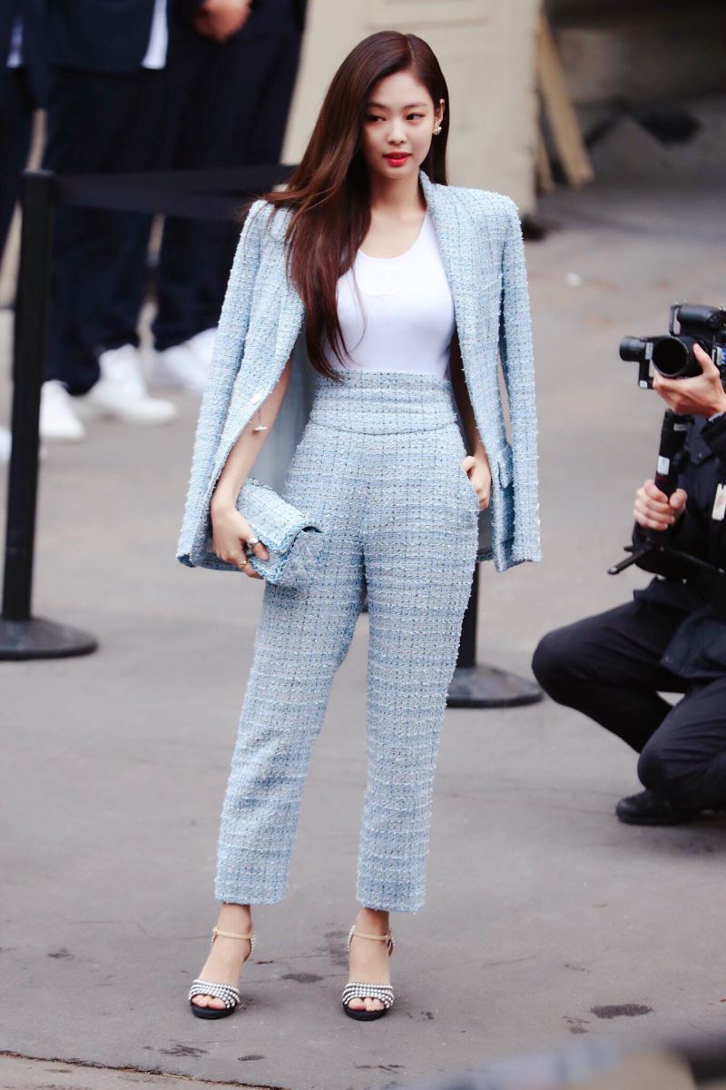 Biên tập viên thời trang chỉ ra 8 trend Jennie lăng xê mùa này, sốc nhất là  style áo lót “lộ thiên”
