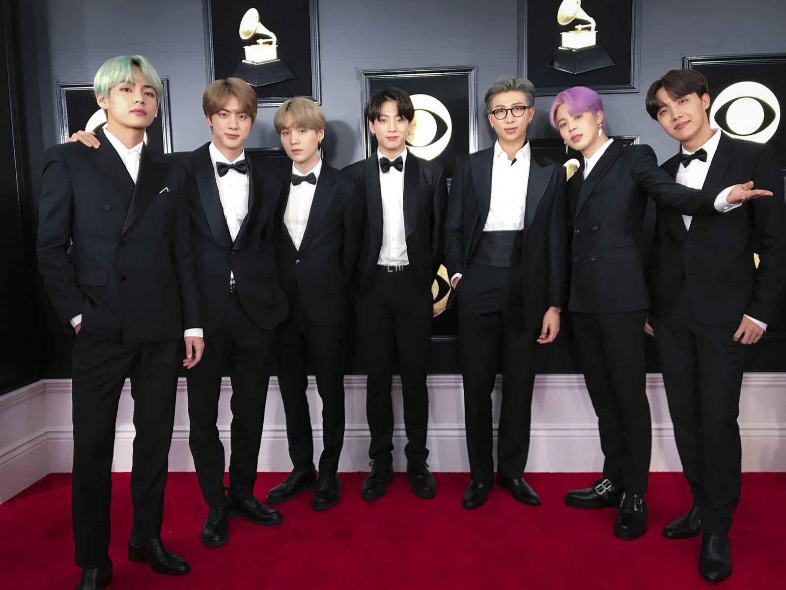 BTS, Bảo tàng Grammy trưng bày trang phục BTS, Trang phục của BTS trong bảo tàng, trang phuc bts, Grammy Music Awards 2019, Rihanna, Alicia Keys, Miranda Lambert