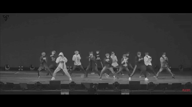 SEVENTEEN, SEVENTEEN vua nhảy K-Pop, SEVENTEEN vũ đạo đồng đều, vua nhảy K-Pop phải thuộc về SEVENTEEN, Don't Wanna Cry, Happy Ending, ca khúc Fallin' Flower