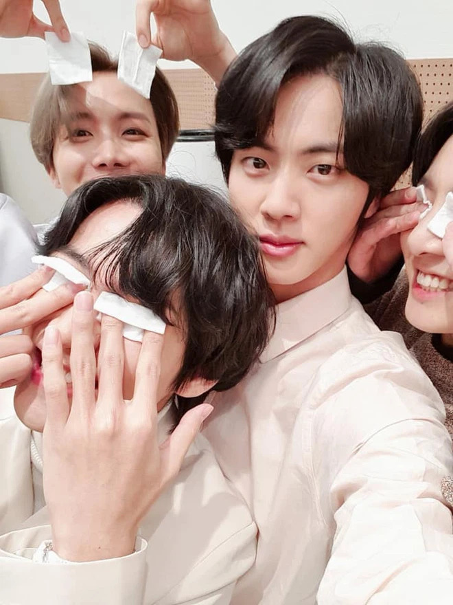 BTS, Jin, Jin BTS, BTS Jin, trai đẹp toàn cầu, idol, k pop, Kpop, ARMY, V BTS Suga, Jimin, Jungkook, RM, J Hope, JHope, selfie, Bangtan, hậu trường BTS, BTS selfie