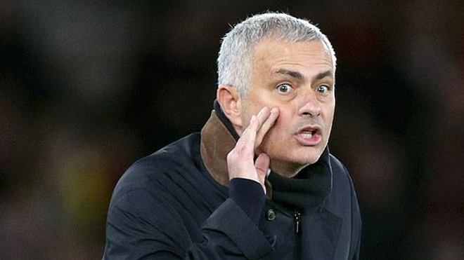 Mourinho đang bị đối xử bất công ở M.U, đúng hay sai?