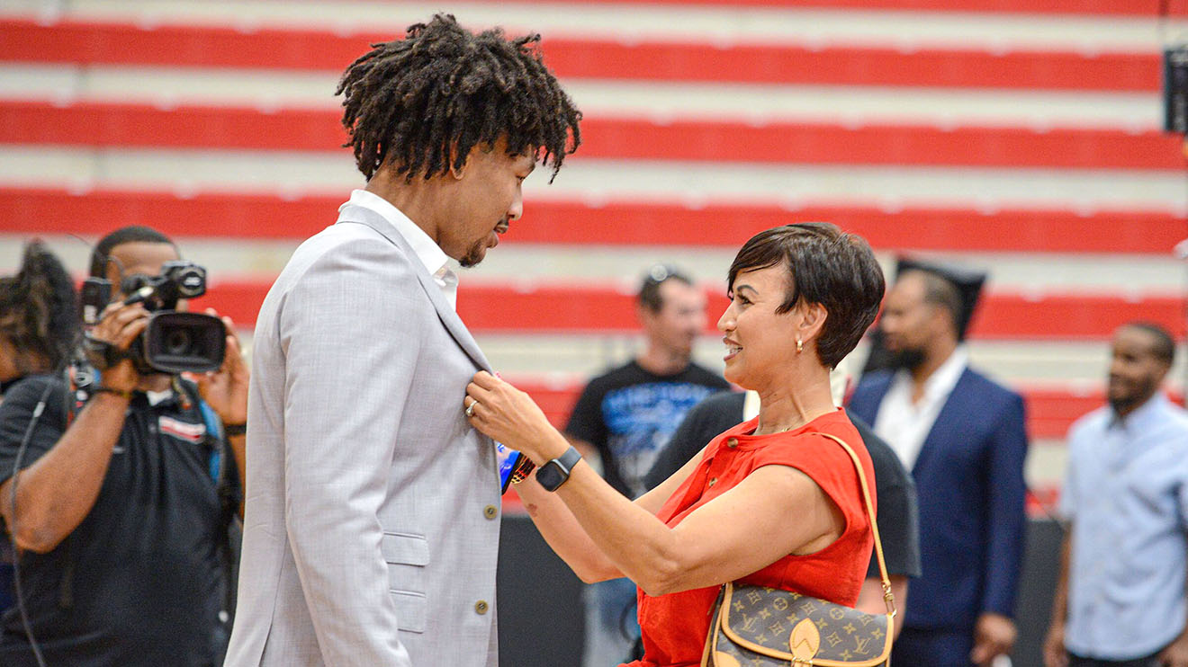 NBA có cầu thủ gốc Việt đầu tiên