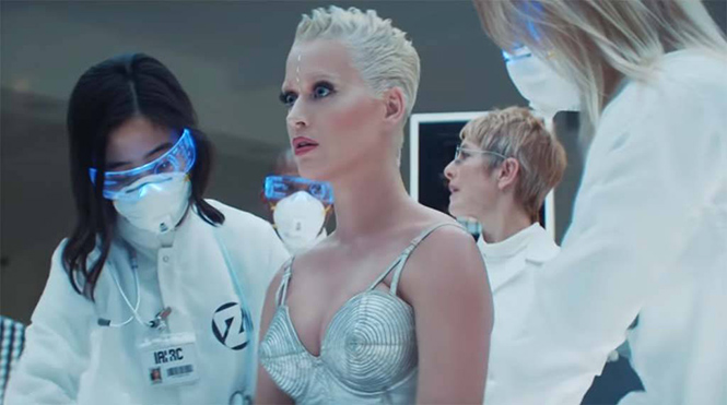 Katy Perry tung MV '365' đúng ngày Valentine, lại là áo dài của NTK Công Trí?