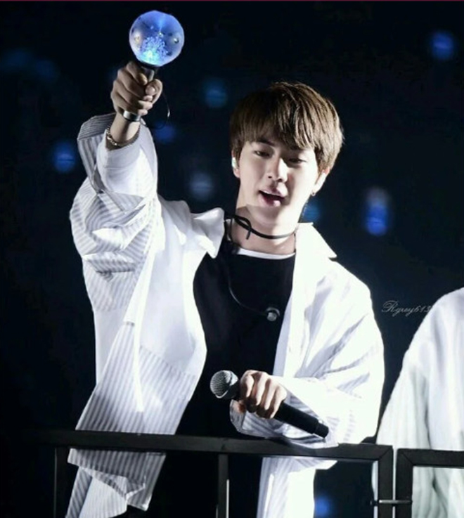 Cho tớ xin mấy ảnh  link nữa  về ARMY Bomb  2 tấm trên sân khấu 2 tấm  không ở trên sân khấu  mà đẹp đẹp tí nhá    askfmhttpsaskfmtaetaesusu