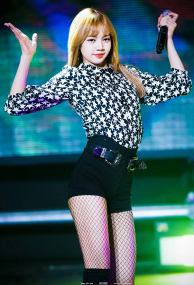 Blackpink, Lisa Blackpink, Lisa mặc trùng đồ, Playing With Fire Blackpink, BLINK