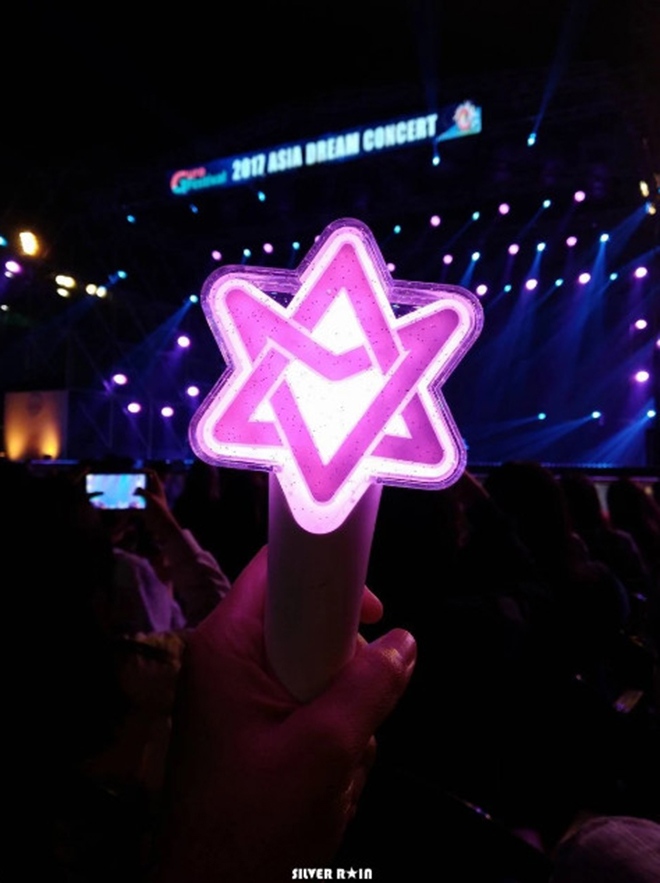 K-pop, IU, EXO, MOMOLAND, SEVENTEEN, MAMAMOO, Stray Kids, Gậy ánh sáng, Light Stick