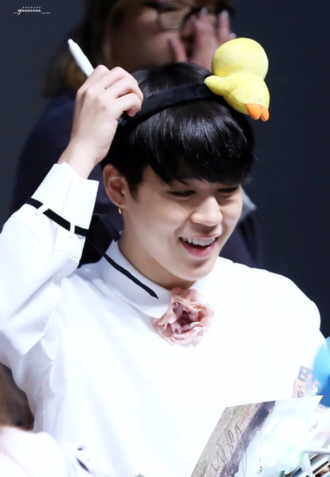 BTS, Bts, Jimin đeo bờm, jimin bts, Jimin cute, Rilakkuma, Jimin mochi, bts