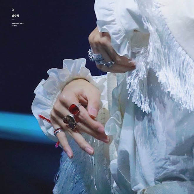 BTS, V BTS là chúa tể những chiếc nhẫn, V BTS tín đồ thời trang, Singularity