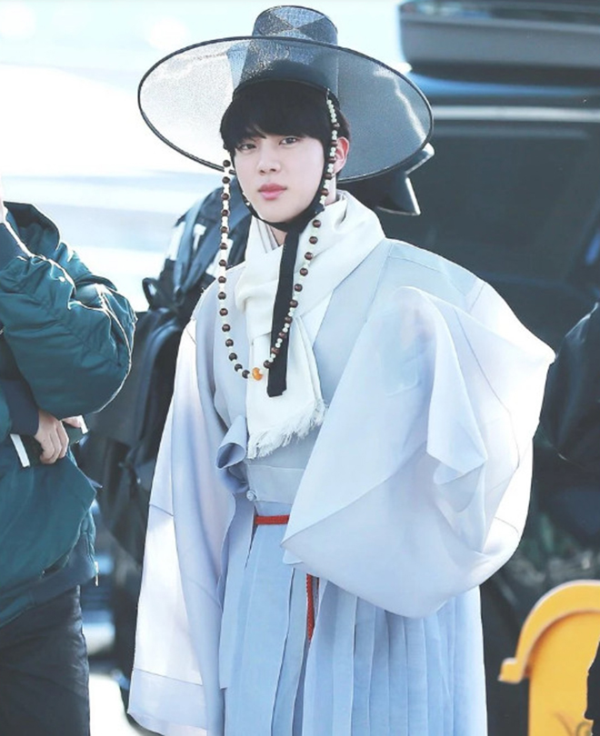 BTS, BTS bí ẩn đời thực, BTS giải mã bí ẩn, Jin hanbok, Suga, J-Hope, Jungkook Berlin, Fake Love, Run BTS