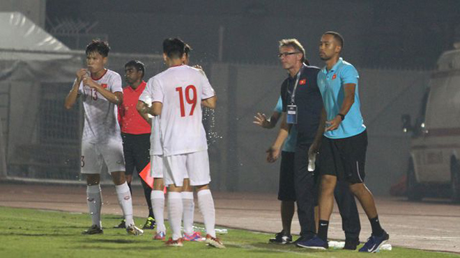 VIDEO bóng đá Việt Nam: Troussier đưa U19 Việt Nam đi Pháp. Cầu thủ UAE tập luyện gấp đôi