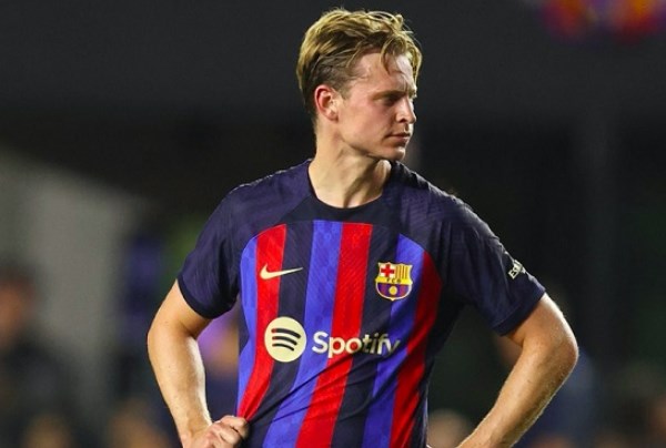  Barca đang làm 'trò hề' với De Jong