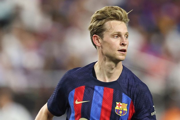 Neville muốn De Jong kiện Barca